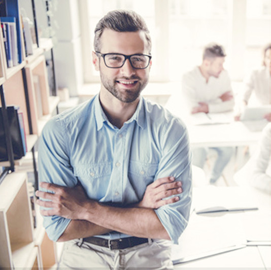 Bild eines Mannes in einem Betrieb