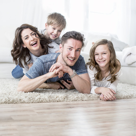 Bild einer Familie, die in einer Mietwohnung lebt.